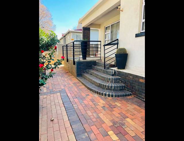 3 BEDROOM HOUSE FOR SALE IN BEZUIDENHOUT VALLEY